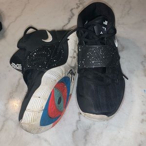 Nike Kyrie kids Basketballs shoe